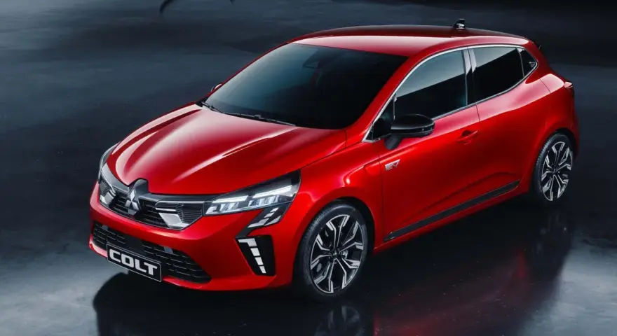 Röd Mitsubishi Colt, en modern elbil. Inga problem här, bara snygg design och framtidens körning.