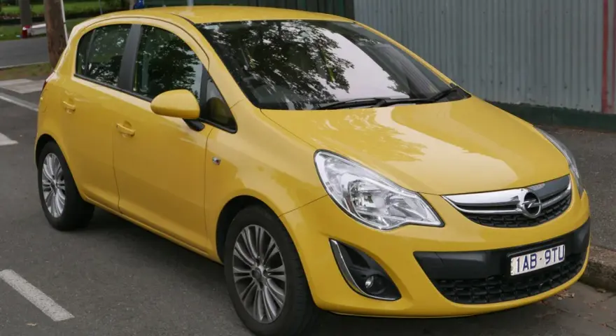 Gul Opel Corsa 1.2, en bil som kan ha vanliga fel.