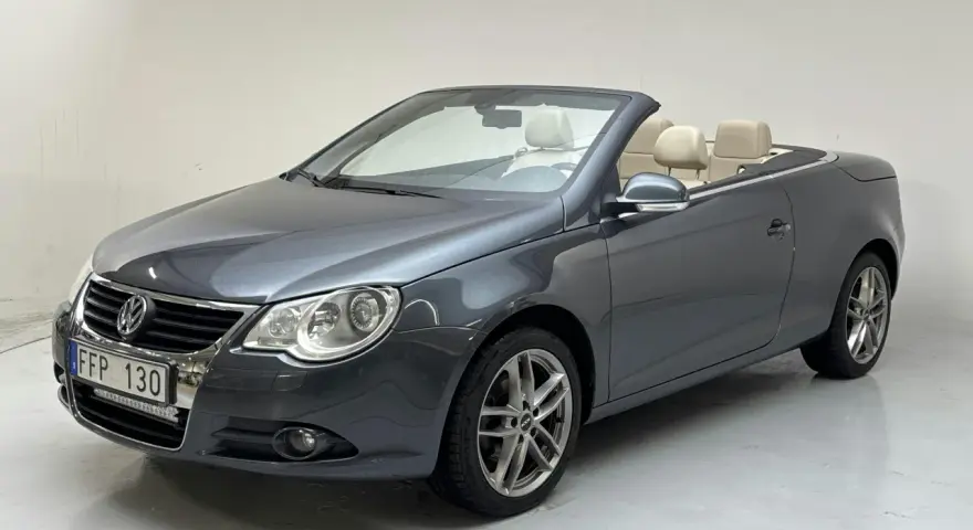 Grå VW Eos cabriolet med beige inredning. Kanske en vw eos cab problem med taket?