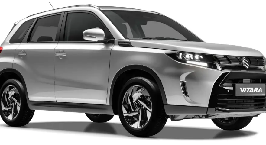 Silver Suzuki Vitara, redo för ett suzuki vitara test. Den har en modern design med skarpa linjer och snygga fälgar.