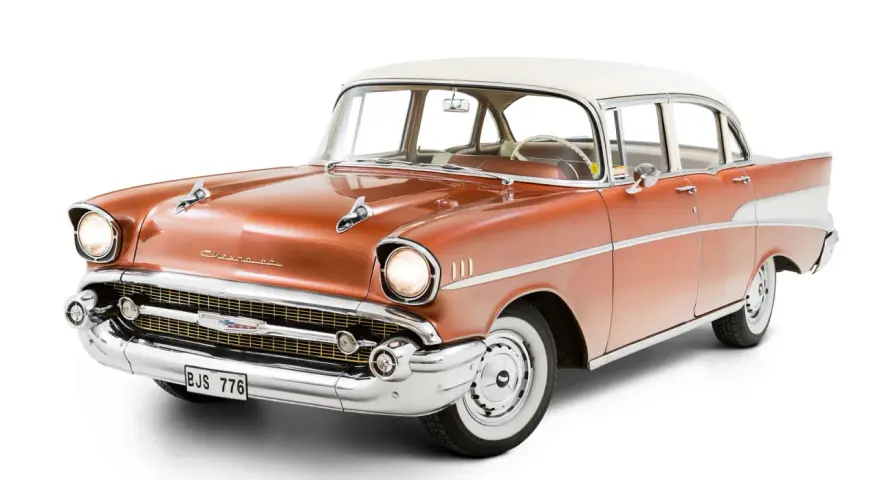 En glänsande orange och vit cheva 57, en ikonisk amerikansk klassiker, står redo för en tur.