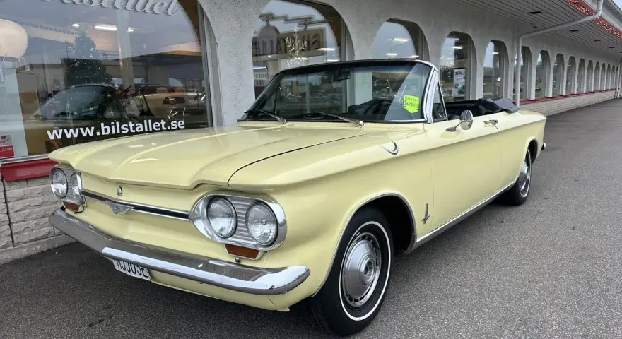 Gul cabriolet Chevrolet Corvair från 1960-talet parkerad utanför Bilstallet.