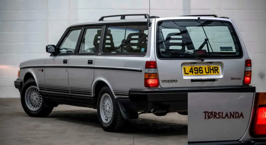 Silver Volvo 245 kombi med Torslanda-märke. En klassisk svensk bil redo för äventyr.