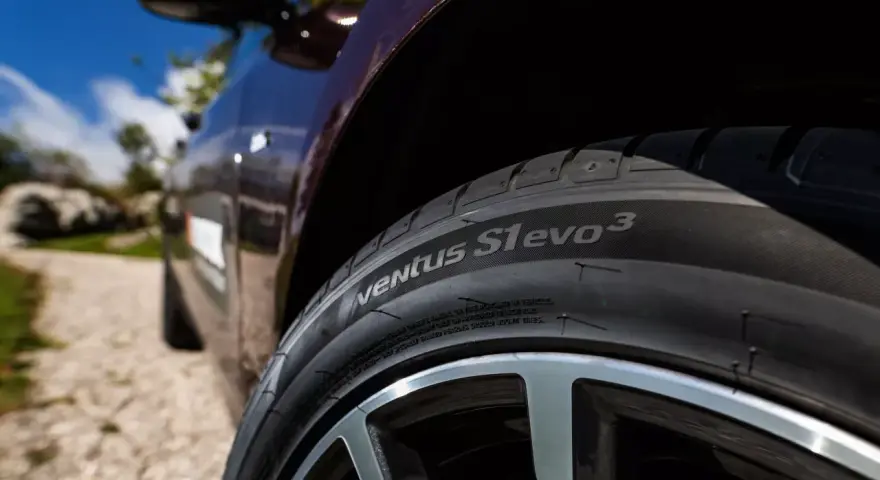 Nära bild på ett Hankook Ventus S1 evo 3 däck på en bil. Däcket är monterat på en snygg fälg.