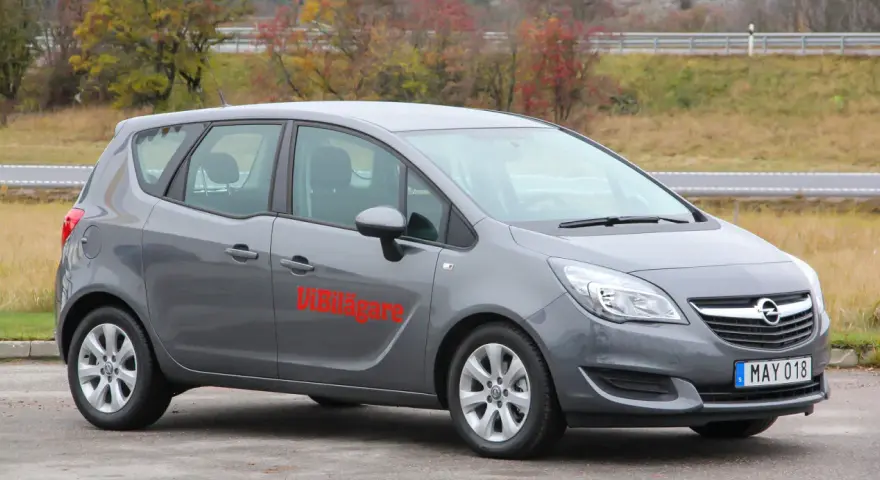 Grå Opel Meriva med texten "Vi Bilägare" på sidan. Kanske en diskussion om opel meriva problemi?