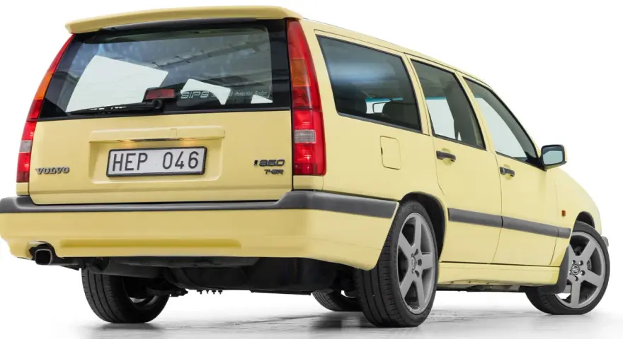 Gul Volvo 850 T-5R kombi. En **varningslampa utropstecken gul** kan lysa på instrumentbrädan, men denna bil är redo för äventyr!