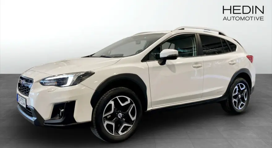 Vit Subaru XV, perfekt för en begagnad biltest. Denna SUV är redo för äventyr.