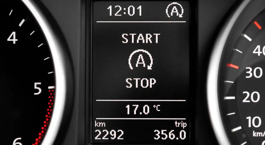Bilens display visar 12:01, START/STOP-funktion, 17°C och körsträcka. En fel start stopp-situation kan uppstå om systemet inte fungerar som det ska.
