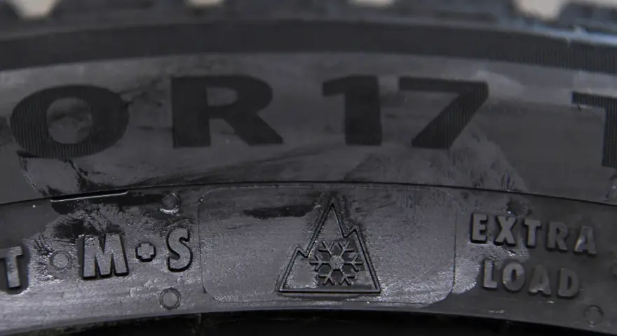 Detaljbild på ett däck med texten "R17", snöflingesymbol och "EXTRA LOAD". Ett bra val för ett kumho wintercraft ice wi32 test.