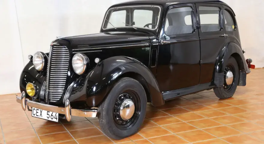 Svart Hillman bil från 1940-talet, med kromad grill och runda strålkastare.