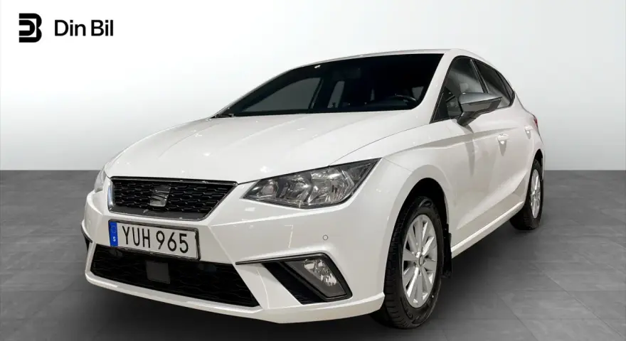 Vit Seat Ibiza, en populär modell som kan ha vissa vanliga fel. Bilen visas framifrån i en studio.