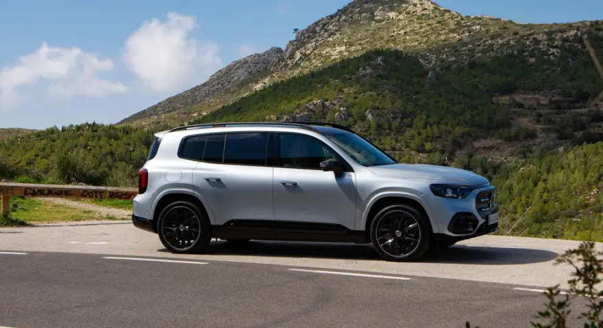 Silver Mercedes GLB på en bergsväg, redo för ett nytt mercedes glb test.