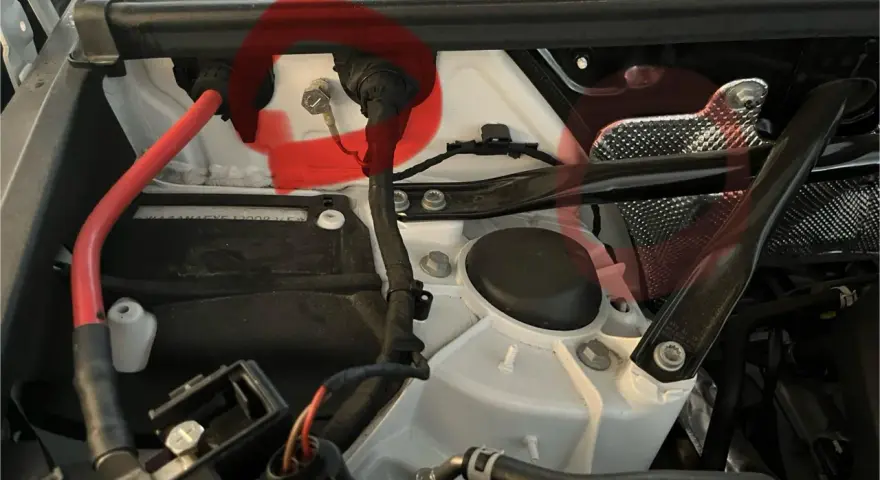 Audi Q5 problem: Röd cirkel markerar en misstänkt kabelanslutning i motorutrymmet.