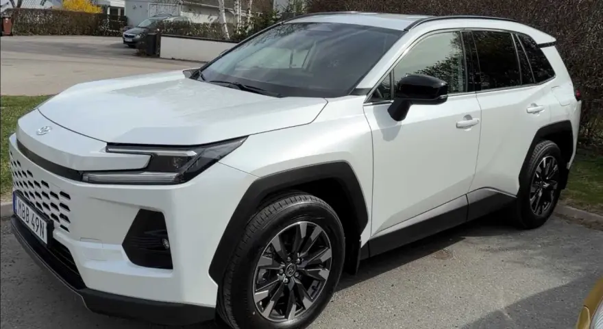 Vit Toyota RAV4 redo för ett nytt toyota rav4 test. Denna SUV ser redo för äventyr.