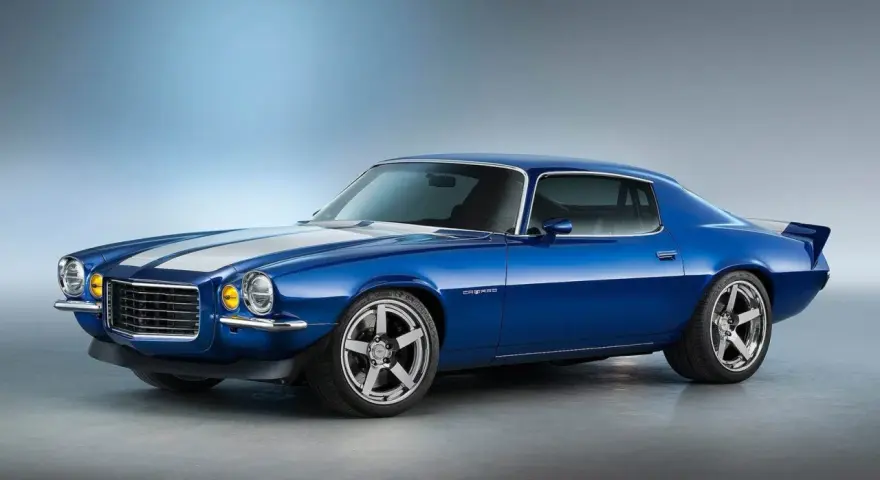 Blå Camaro 1970 med vita ränder, kromade fälgar och en sportig spoiler. En ikonisk muskelbil redo för vägen.