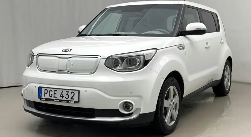 Vit Kia Soul elbil, redo för en provkörning. En perfekt bil för stadskörning.