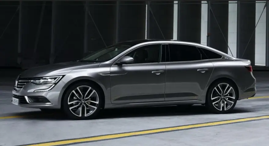 Grå Renault Talisman, en elegant sedan, står parkerad i ett modernt garage. Kanske en diskret hint om ett kommande renault talisman problem?