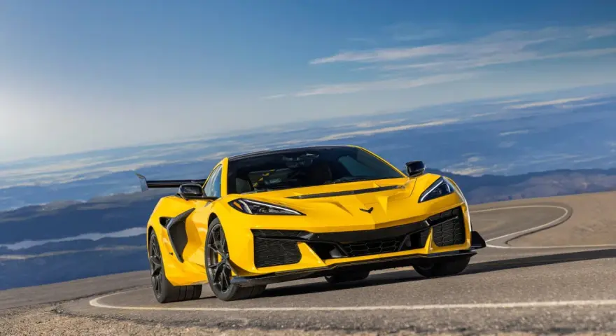 Gul Corvette ZR1 på en bergsväg med vidsträckt utsikt.