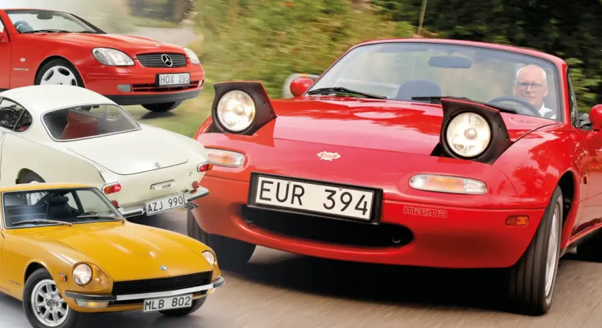 En samling klassiska sportbilar: en röd Mazda Miata, en gul Datsun, en vit Volvo P1800 och en röd Mercedes-Benz.