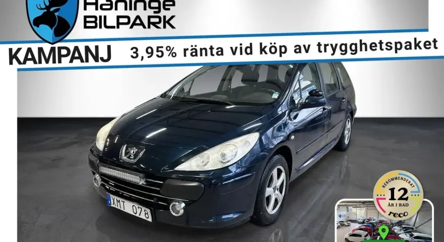 Mörkblå Peugeot 307 kombi, en bil som kan ha vanliga fel, visas på Haninge Bilpark. Kampanj med 3,95% ränta.