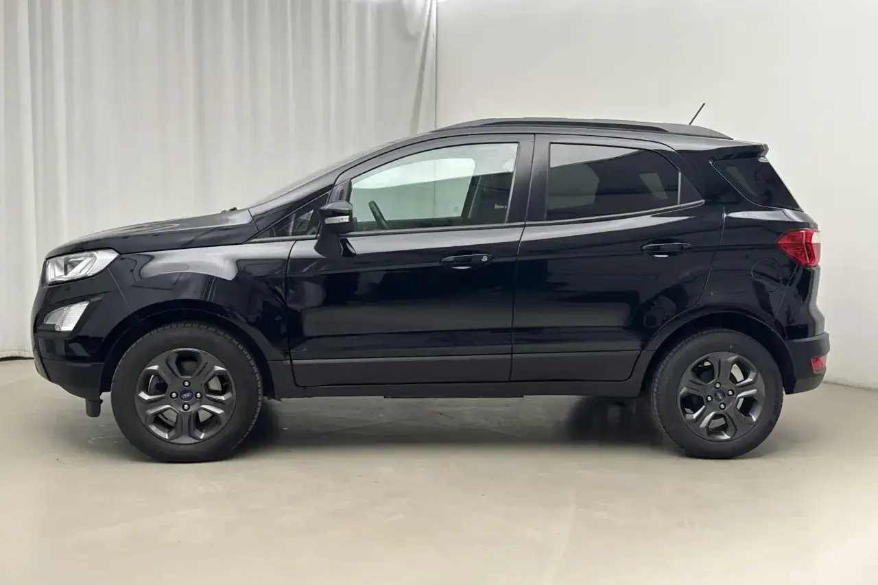 Svart Ford EcoSport, en kompakt SUV. Denna bil kan ha ett ford ecosport problem, men ser annars fin ut.