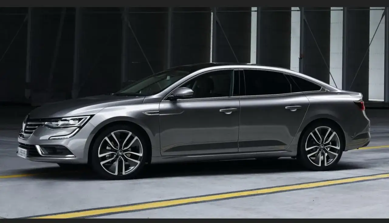 Gr&aring; Renault Talisman, en elegant sedan, st&aring;r parkerad. Kanske ett problem med denna bil?