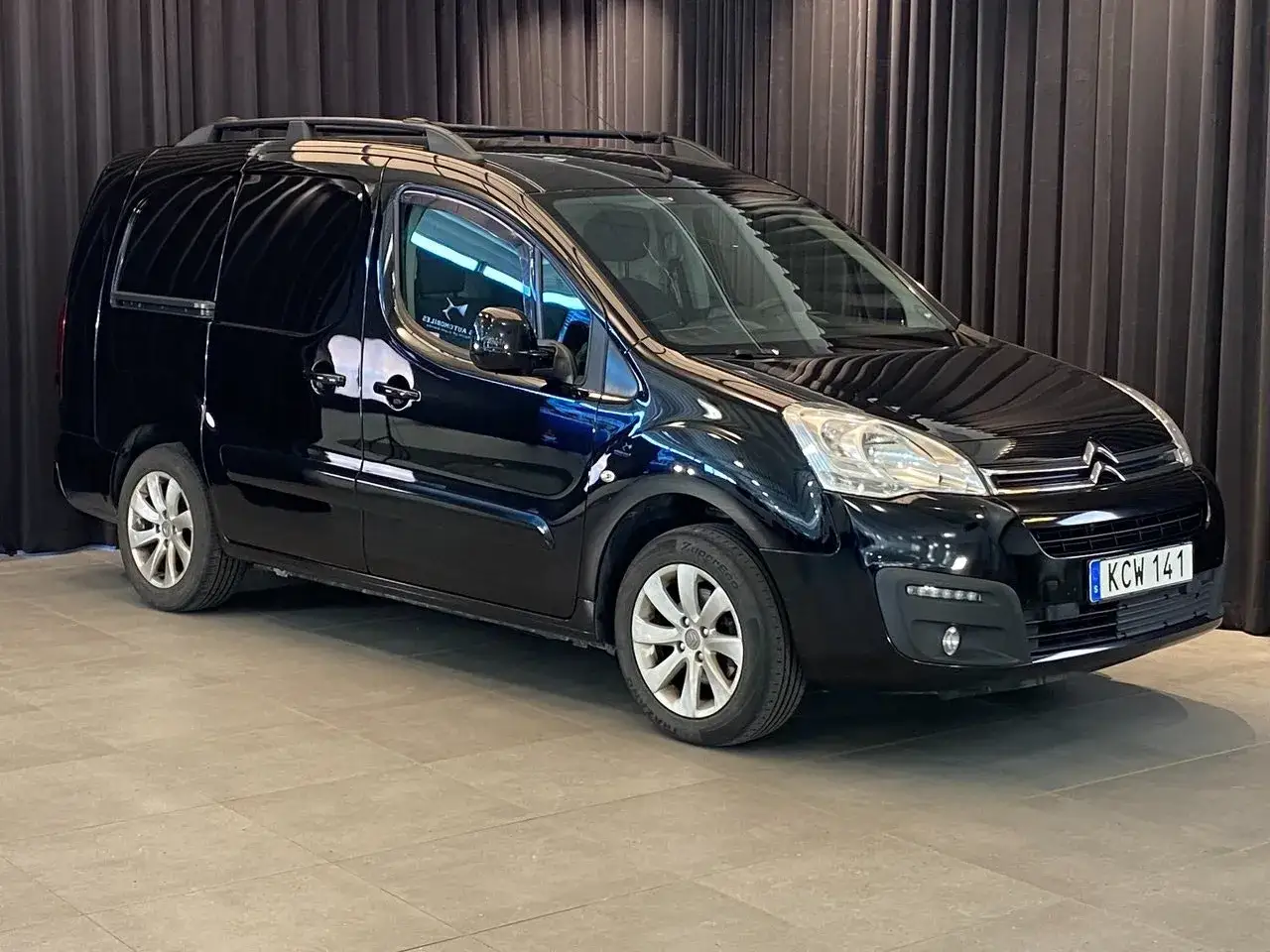 Svart Citroën Berlingo, redo för nya äventyr trots ett litet citroen berlingo problem.
