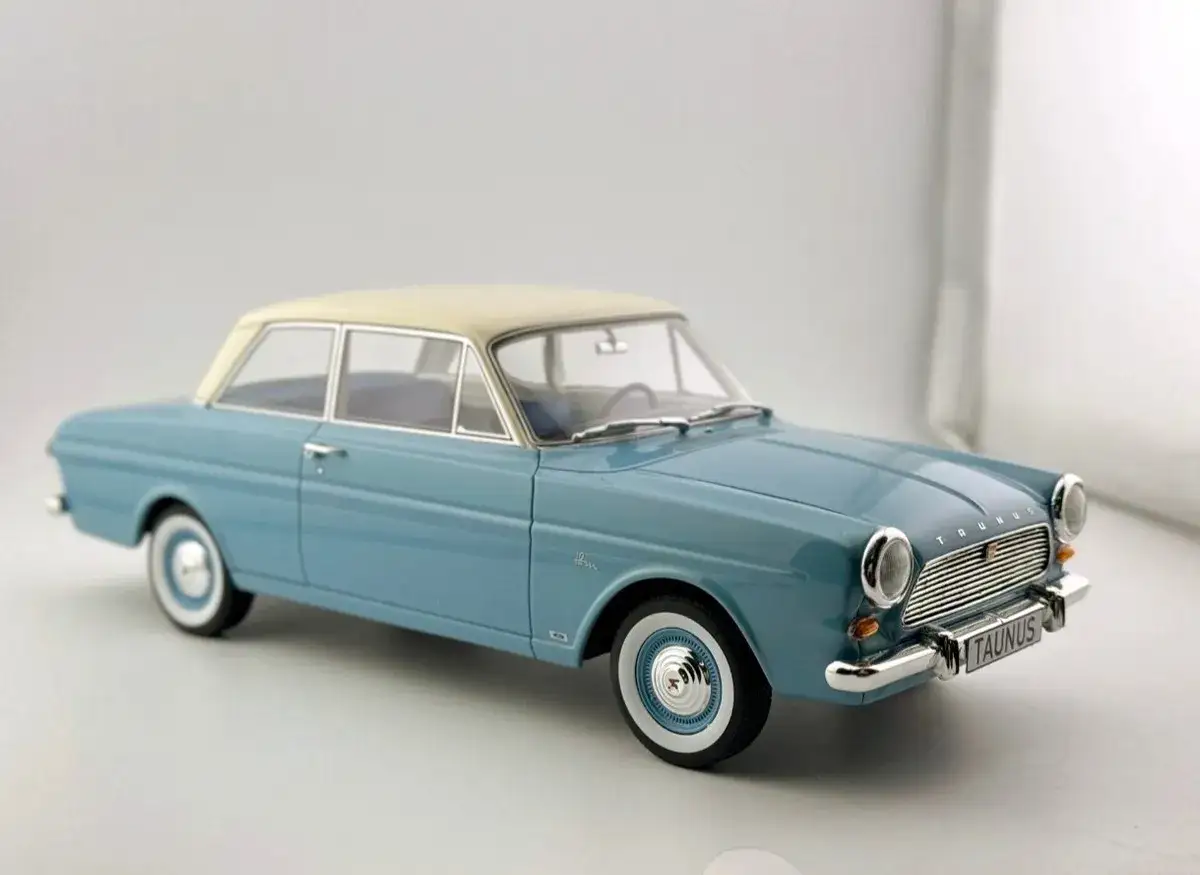 En blå Ford Taunus 12M med beige tak, en klassisk bilmodell.