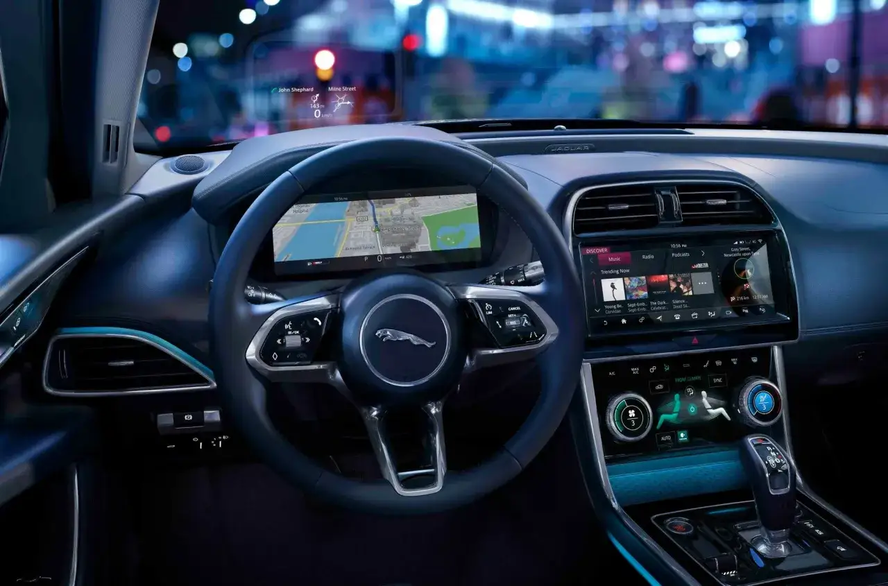 Interi&ouml;r i en Jaguar XE med digital instrumentpanel, GPS och infotainmentsystem. Kanske ett problem med navigeringen?