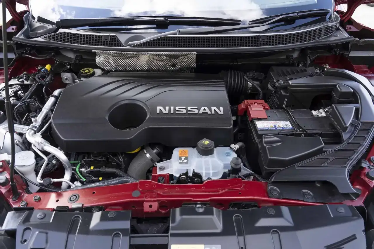 Motorutrymmet i en Nissan Qashqai. En motorhuv täcker motorn, med texten