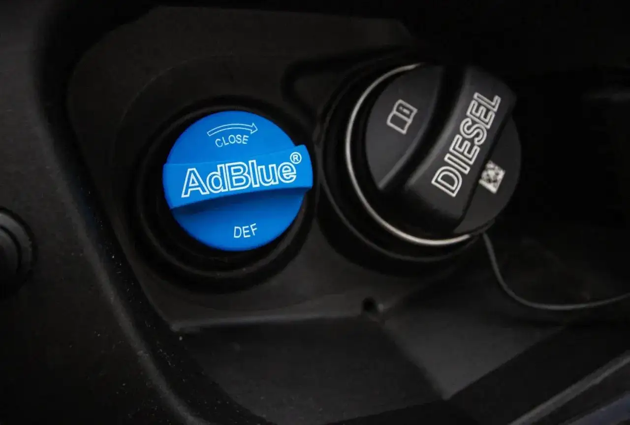 Blå AdBlue-lock bredvid Diesellocket. Dags att fylla på AdBlue för att bilen ska gå rent.