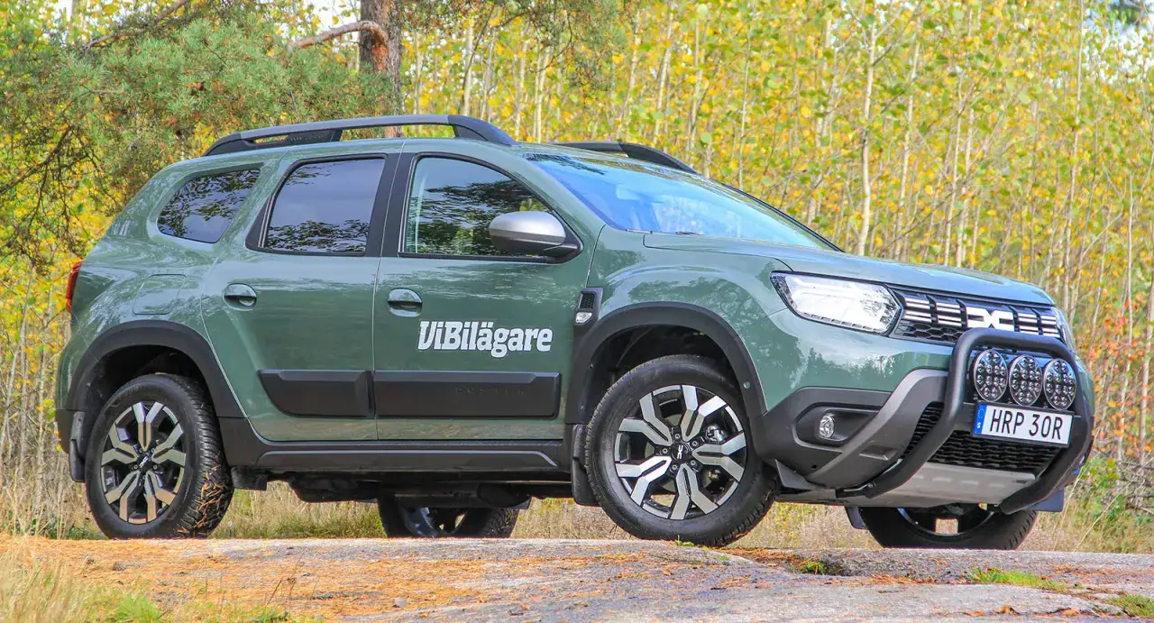 Gr&ouml;n Dacia Duster, redo f&ouml;r ett begagnat test i skogen. Denna SUV &auml;r perfekt f&ouml;r &auml;ventyr.