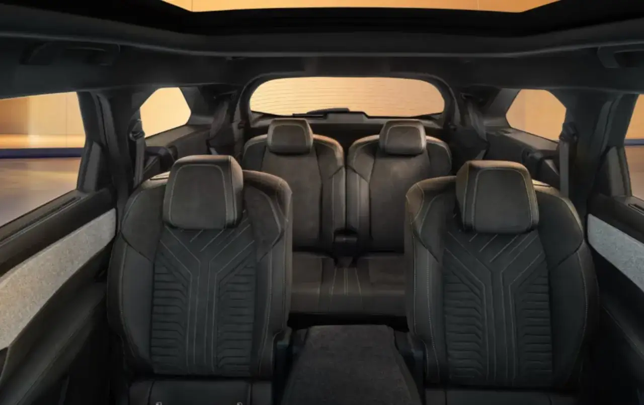 Insidan av en Peugeot 5008 testbil. Bekväma lädersäten med snygga sömmar och ett stort panoramatak.