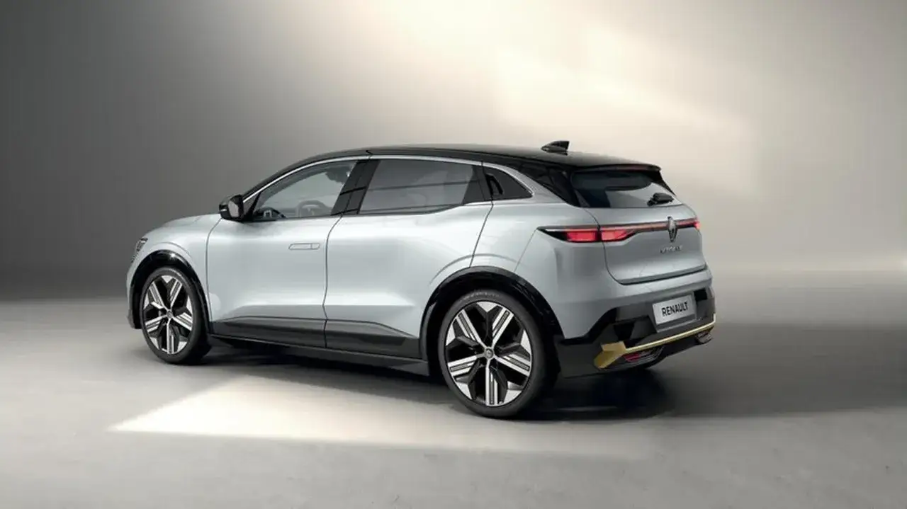 En silverf&auml;rgad Renault M&eacute;gane E-Tech st&aring;r redo f&ouml;r ett test. Den har en svart taklinje och snygga f&auml;lgar.