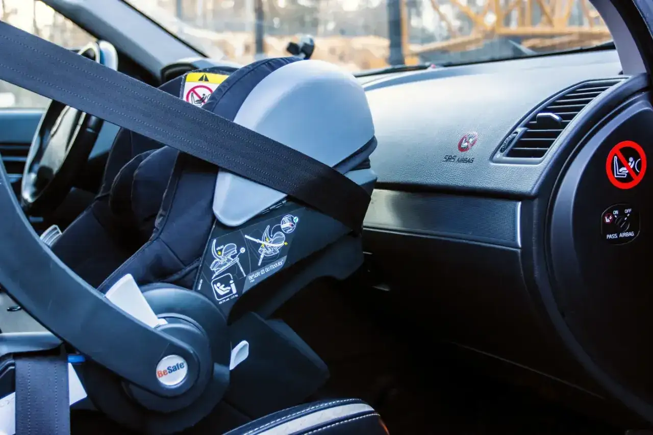 Bilbarnstol s&auml;krad med bilens b&auml;lte, visar hur man kan montera bilbarnstol utan isofix.