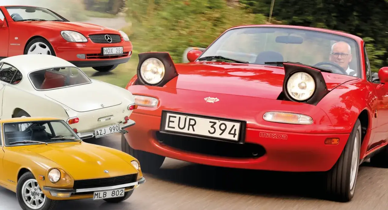 En samling klassiska sportbilar, inklusive en r&ouml;d Mazda Miata med pop-up-str&aring;lkastare, en gul Datsun Z och en vit Volvo P1800, k&ouml;r l&auml;ngs en v&auml;g.