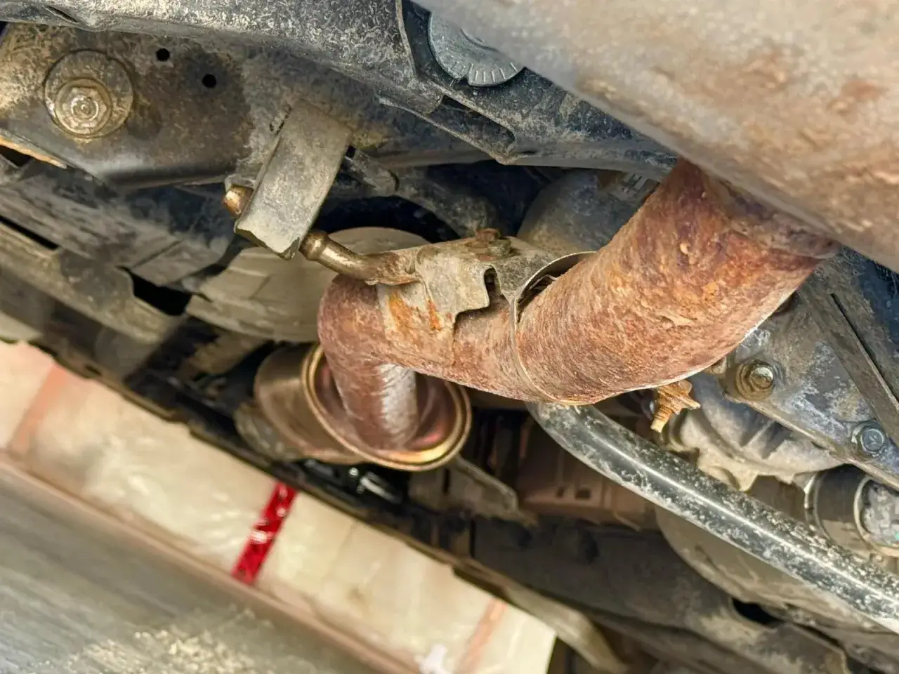 Rostig avgassystem p&aring; en Mitsubishi Colt, ett tydligt problem.