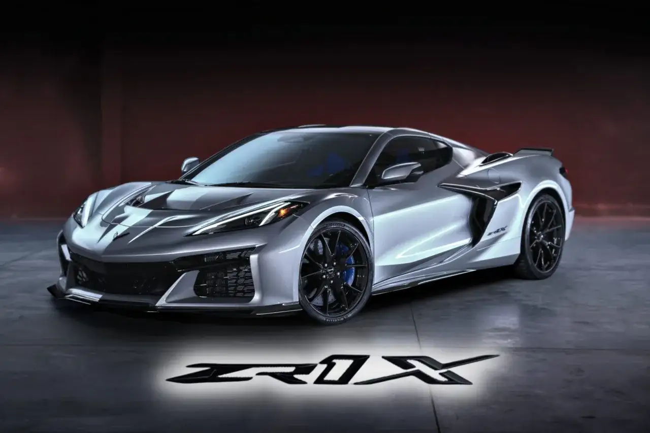 Silver Corvette ZR1 st&aring;r redo f&ouml;r fart. Dess aggressiva linjer och ZR1-logotypen p&aring; golvet signalerar ren prestanda.