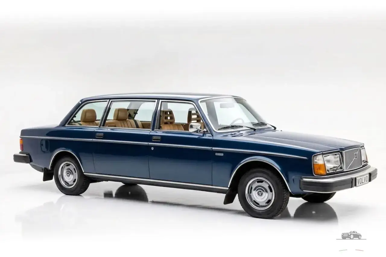 En m&ouml;rkbl&aring; Volvo 264 Bertone, en ovanlig limousinversion med extra bakre sidof&ouml;nster och bekv&auml;ma bruna s&auml;ten.