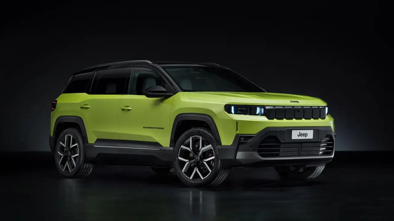 En ljusgr&ouml;n Jeep Compass st&aring;r redo f&ouml;r ett jeep compass test. Den har en modern design med skarpa linjer och m&ouml;rka detaljer.