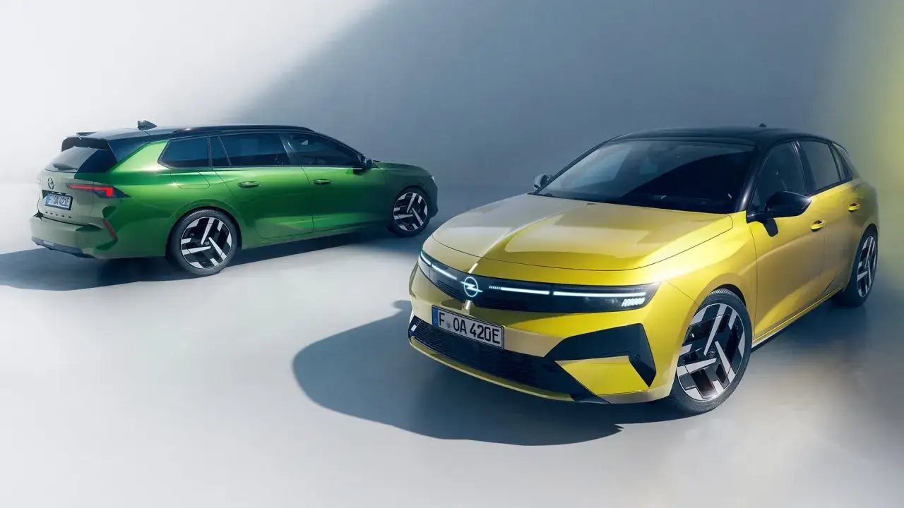 Två Opel Astra Sports Tourer, en grön och en gul, står redo. Inga problem här, bara stilren design.