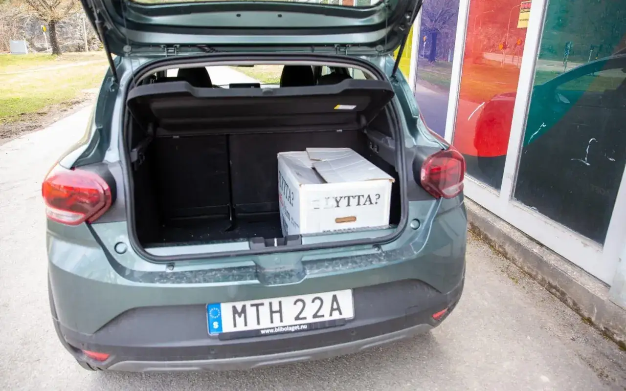 Bagageutrymmet i en Dacia Sandero testbil rymmer en l&aring;da m&auml;rkt 