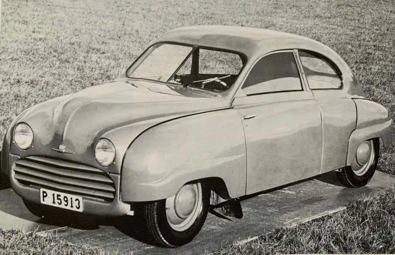 En klassisk Saab 92, med sin aerodynamiska form och ikoniska design, st&aring;r redo f&ouml;r en tur.