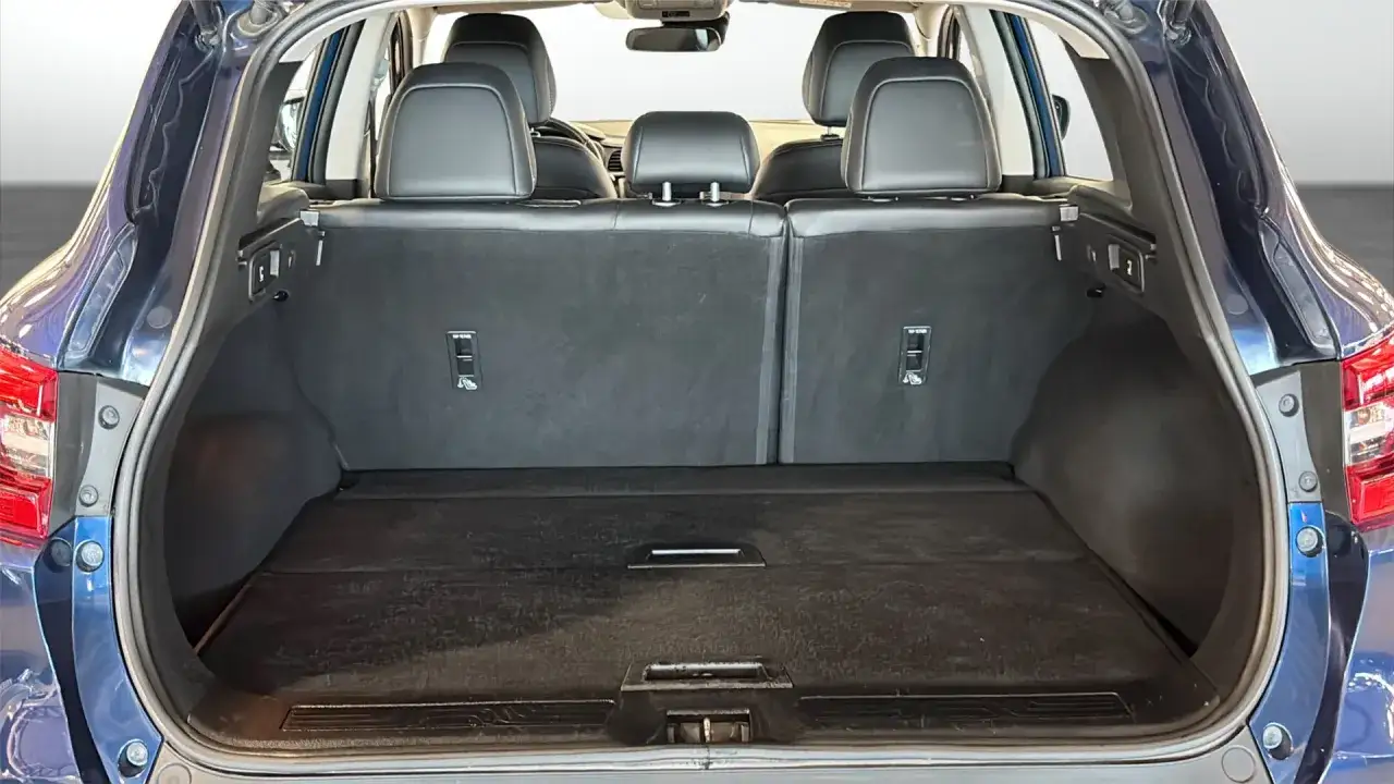 Bakluckan p&aring; en bl&aring; Renault Kadjar &auml;r &ouml;ppen, vilket visar ett rymligt lastutrymme. Perfekt f&ouml;r en familjeresa eller en renovering, detta renault kadjar test visar hur mycket du kan packa.