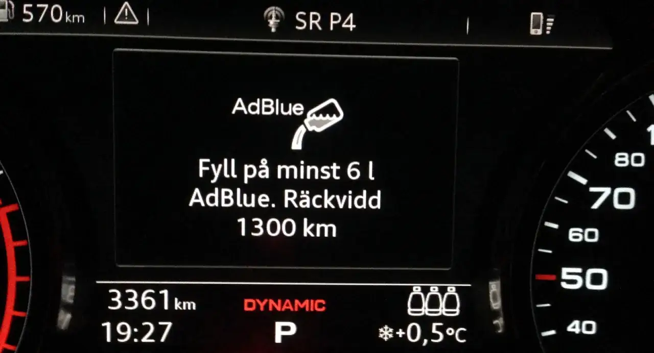 AdBlue-lampan slocknar inte. Fyll på minst 6 liter AdBlue för 1300 km räckvidd.