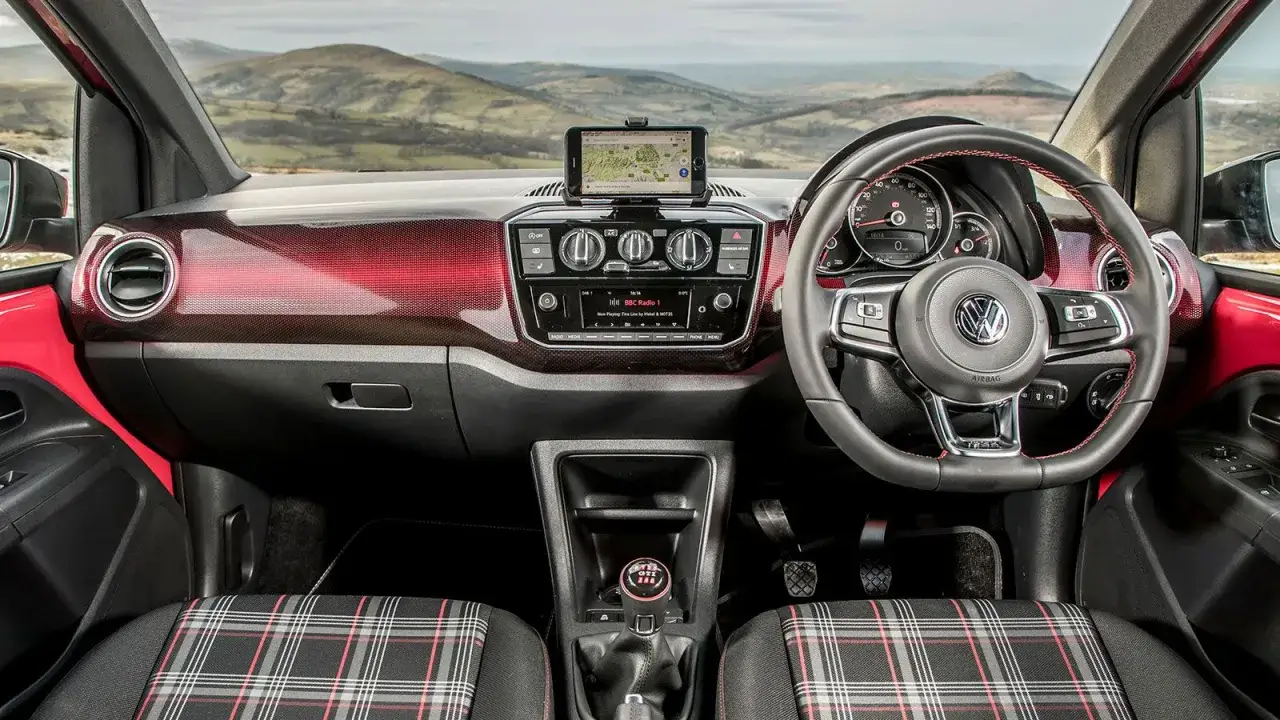 Interi&ouml;r i en VW Up GTI med sportiga s&auml;ten och en modern instrumentpanel. Perfekt f&ouml;r en roadtrip i bergen.