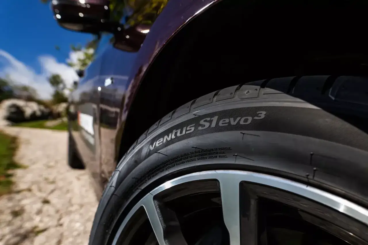 Nära bild på ett Hankook Ventus S1 evo 3 däck på en bil. Däcket är monterat på en snygg fälg.