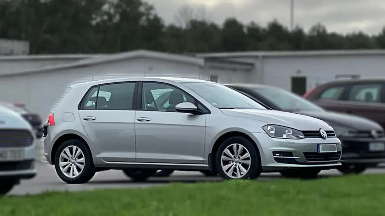 Silver Golf sportsvan st&aring;r parkerad. Kanske ett problem med bilen?