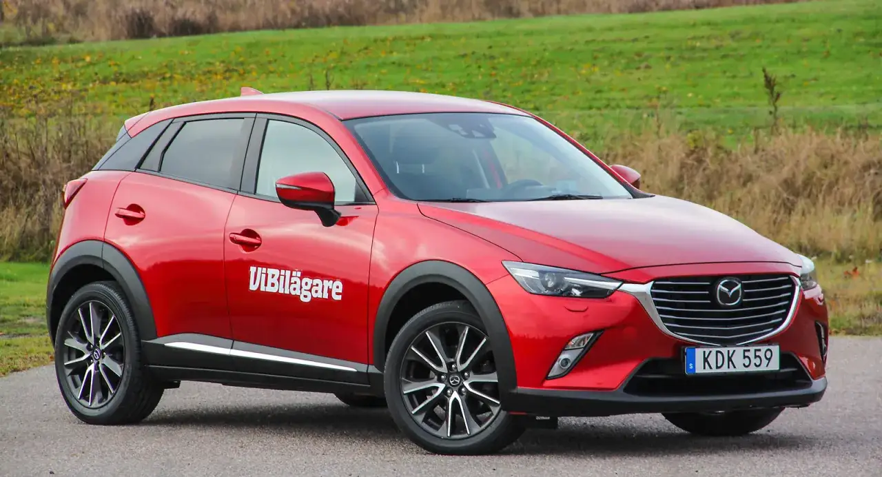 R&ouml;d Mazda CX-3 med texten 