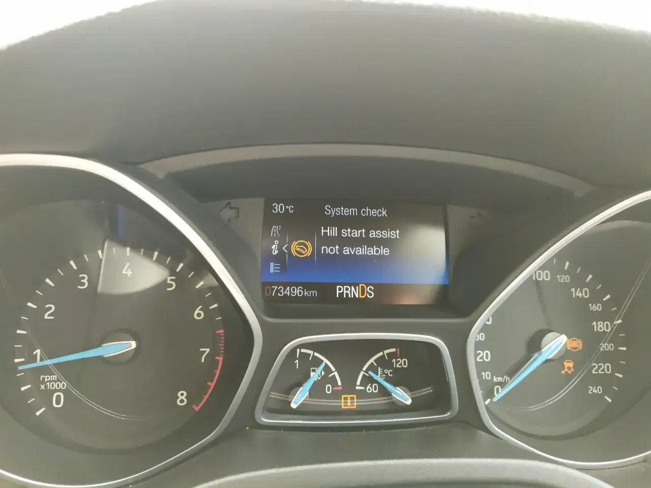 ABS-lampan lyser och systemkontroll visar att Hill start assist inte är tillgänglig. Bilens instrumentpanel visar hastighet och varvtal.
